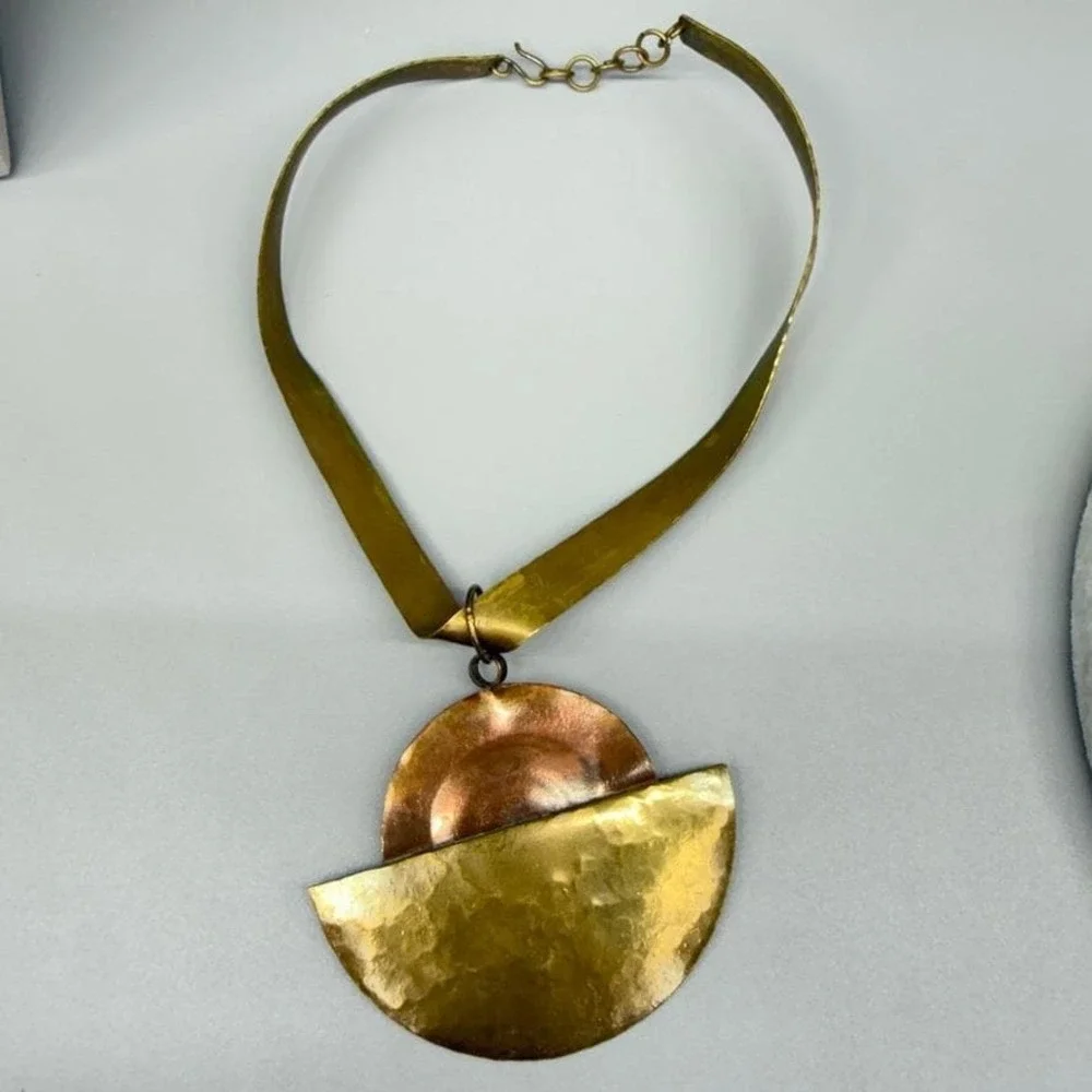 VTG Hammered Medallion Choker Necklace c.‎ 1980s Brass Copper Statement 14-16